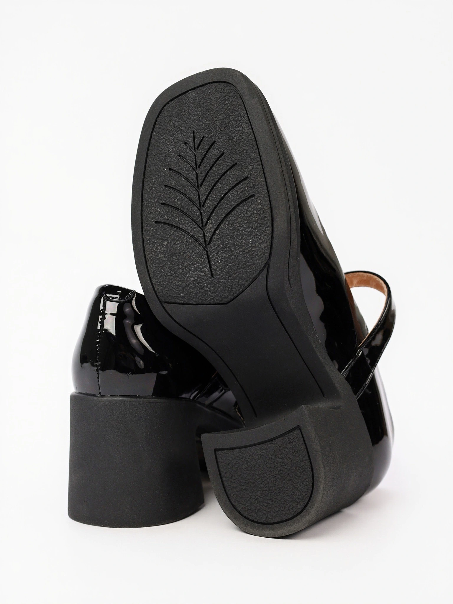 Туфли мэри-джэйн лакированные черного цвета на высоком каблуке